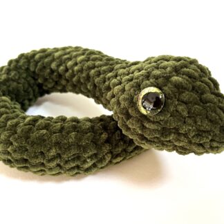 Ръчно плетена змия от плюшена прежда в зелен цвят