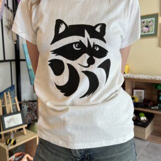 ъчно рисувана тениска с енот върху бяла памучна тениска