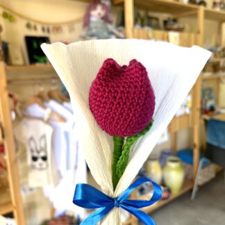 Ръчно плетено лале в декоративна опаковка с панделка