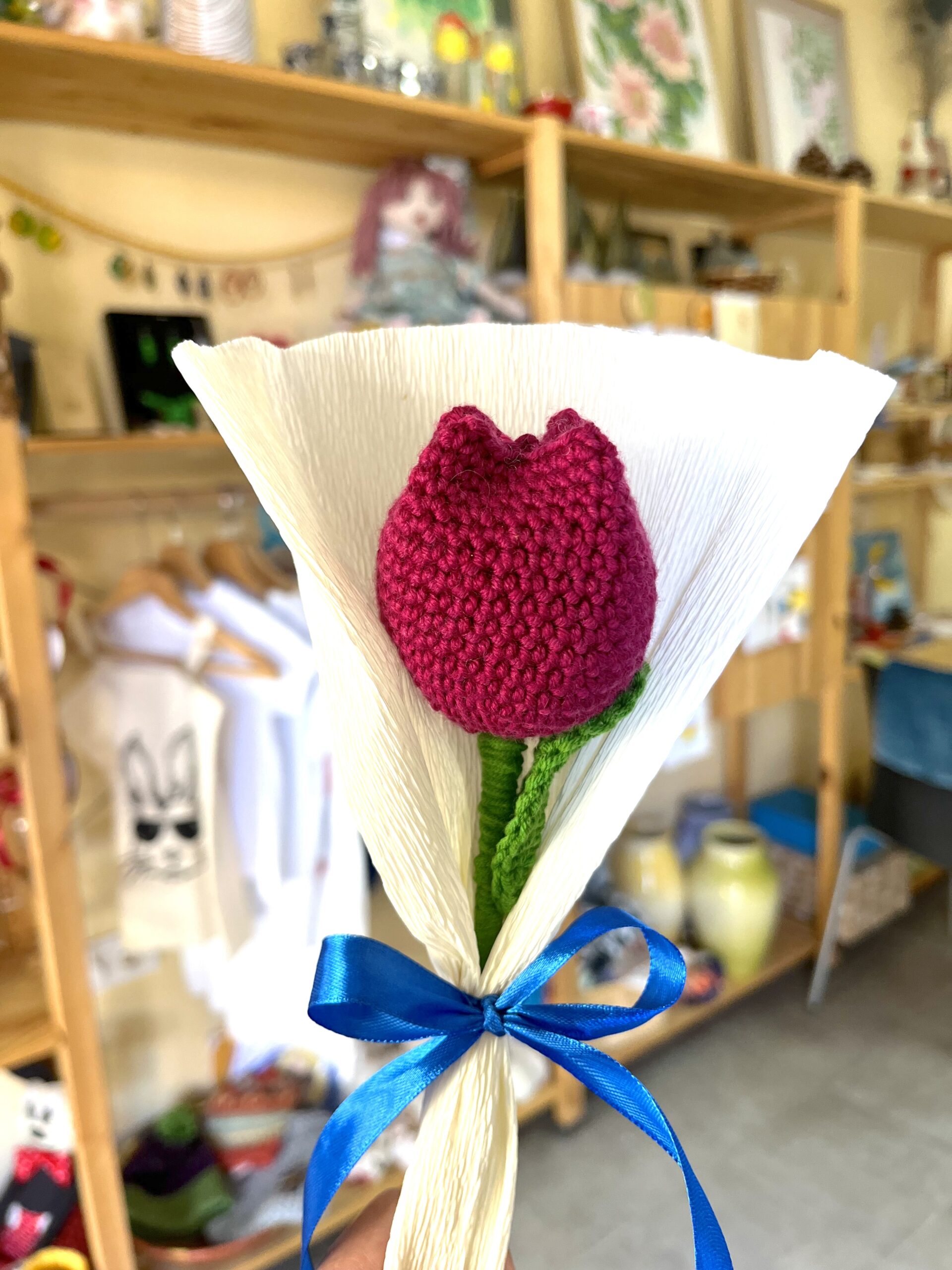 Ръчно плетено лале в декоративна опаковка с панделка