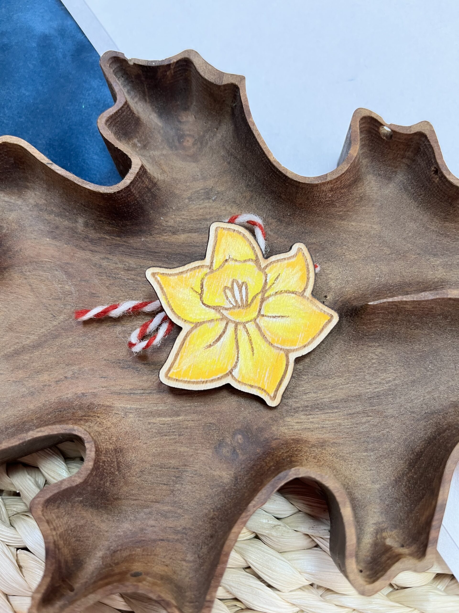 дървена мартеница нарцис