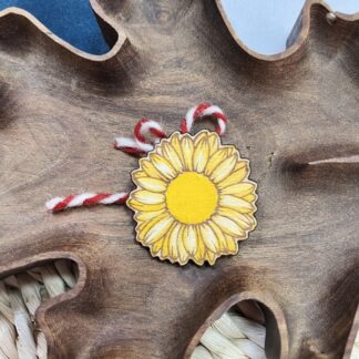 дървена брошка мартеница