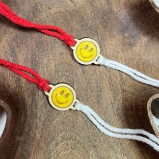 мартеница с дървен елемент усмивка