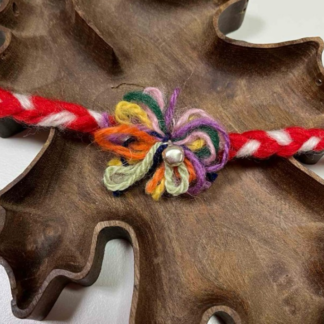 Ръчно изработена мартеница за ръка, създадена от вълнени конци с цвете