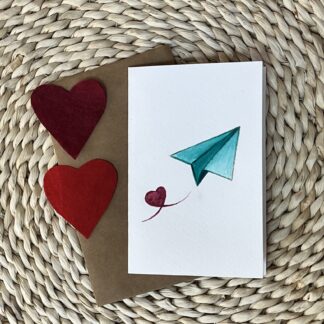 Ръчно рисувана картичка с хартиено самолетче и сърце