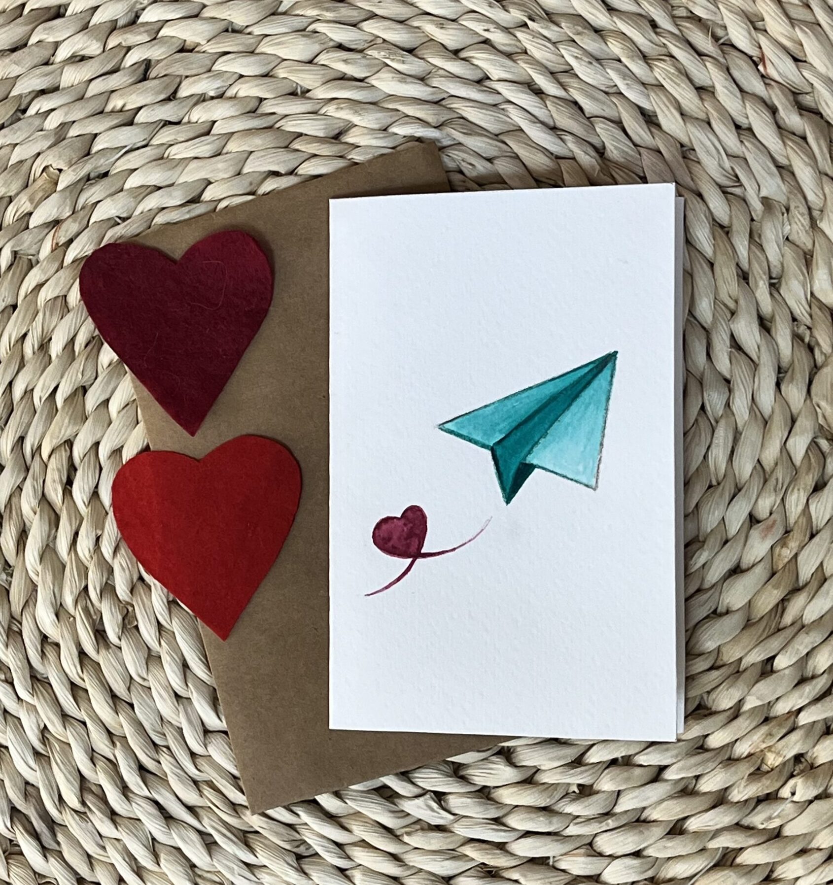 Ръчно рисувана картичка с хартиено самолетче и сърце