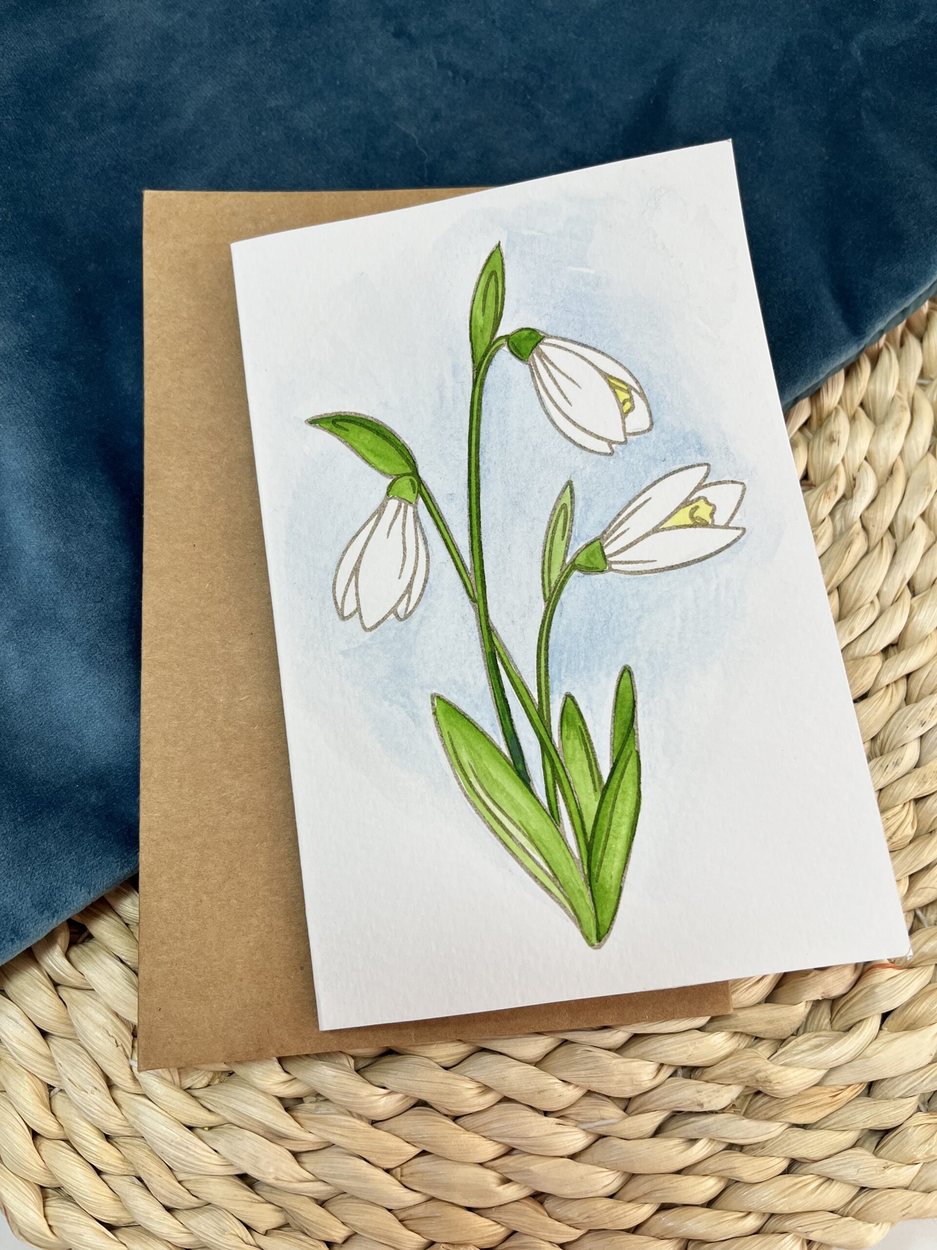 Ръчно рисувана картичка с кокичета, акварелна илюстрация