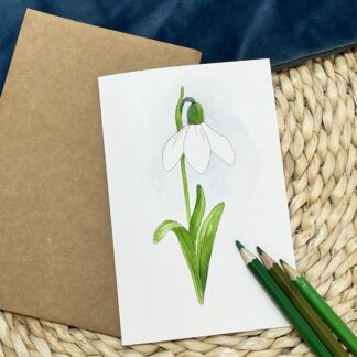 Ръчно рисувана картичка с кокиче акварел и цветни моливи