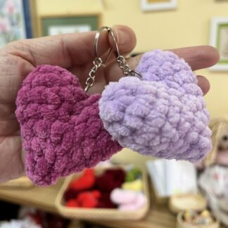 Ръчно плетени ключодържатели сърце розов и лилав от плюшена прежда