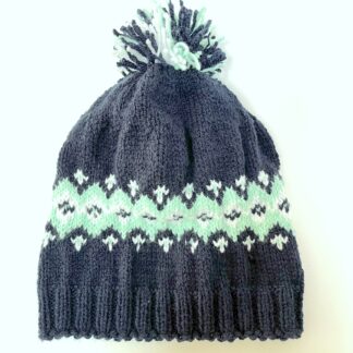 Ръчно плетена шапка на две куки с помпон и геометричен мотив