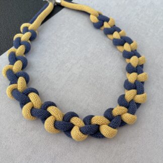 Плетено колие макраме в синьо и жълто, ръчна изработка