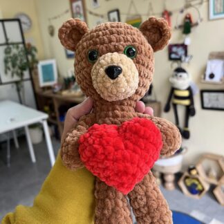 Плетено мече с червено сърце отпред