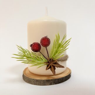 соева свещ с коледна декорация от естествени материали