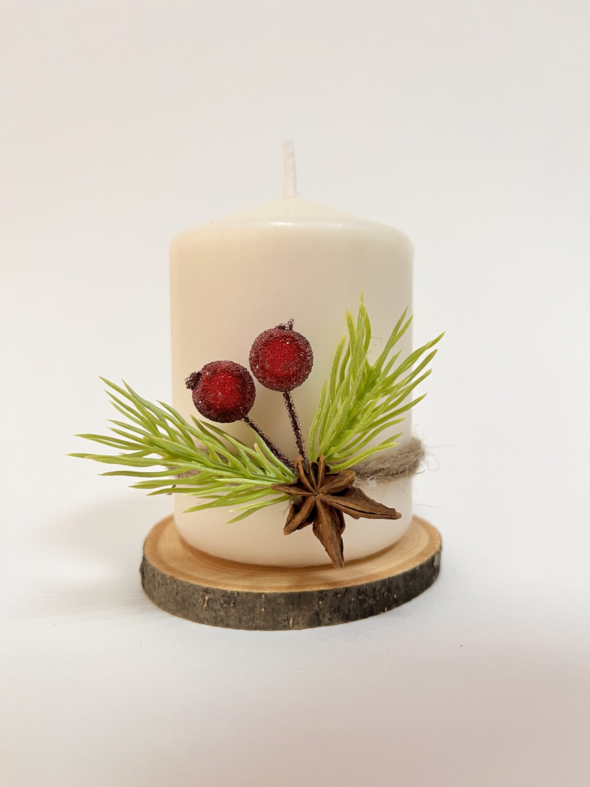 соева свещ с коледна декорация от естествени материали