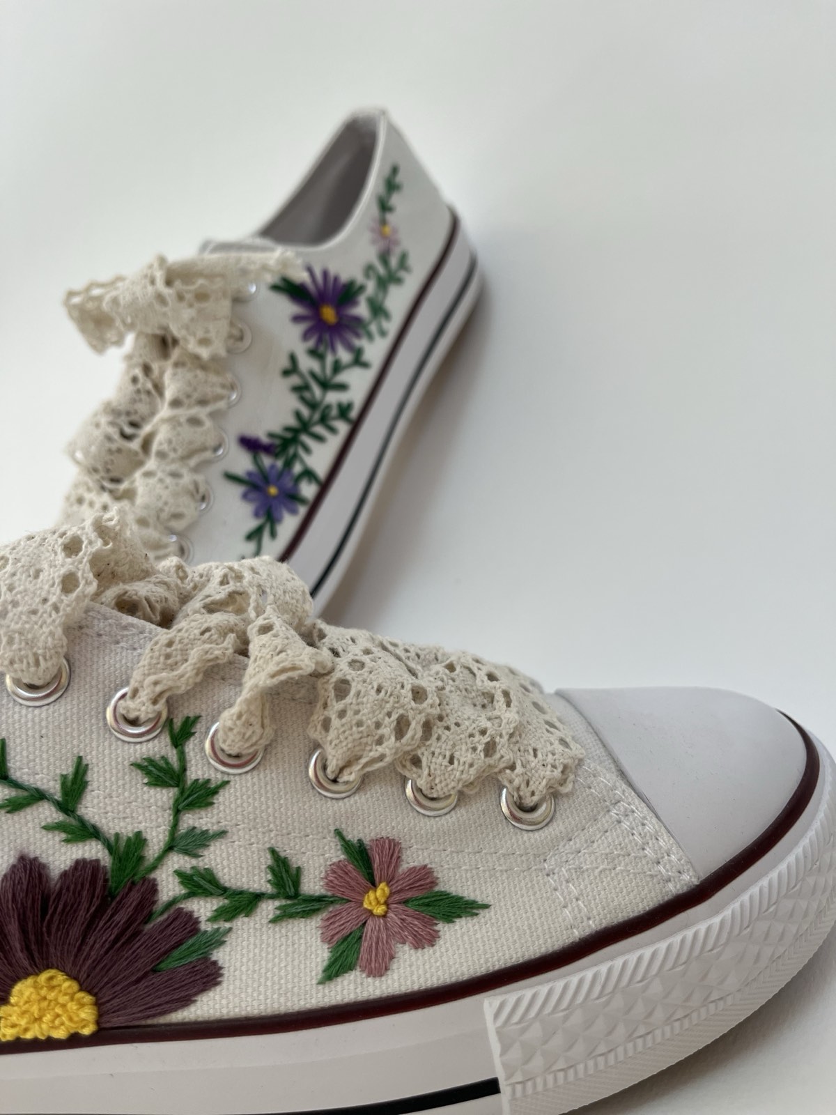 Бели кецове с ръчна флорална бродерия и дантелени връзки