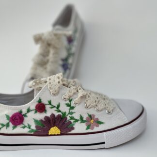 Бели кецове с ръчна флорална бродерия и дантелени връзки