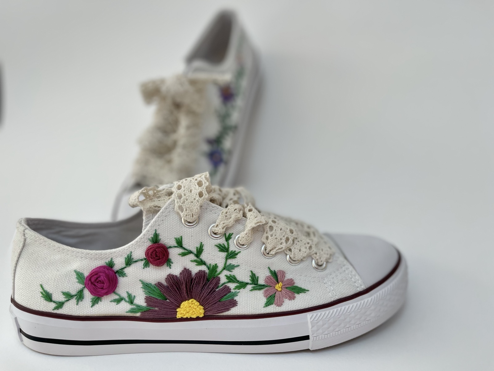 Бели кецове с ръчна флорална бродерия и дантелени връзки