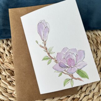 Ръчно рисувана картичка с лилаво цвете магнолия – акварелна техника
