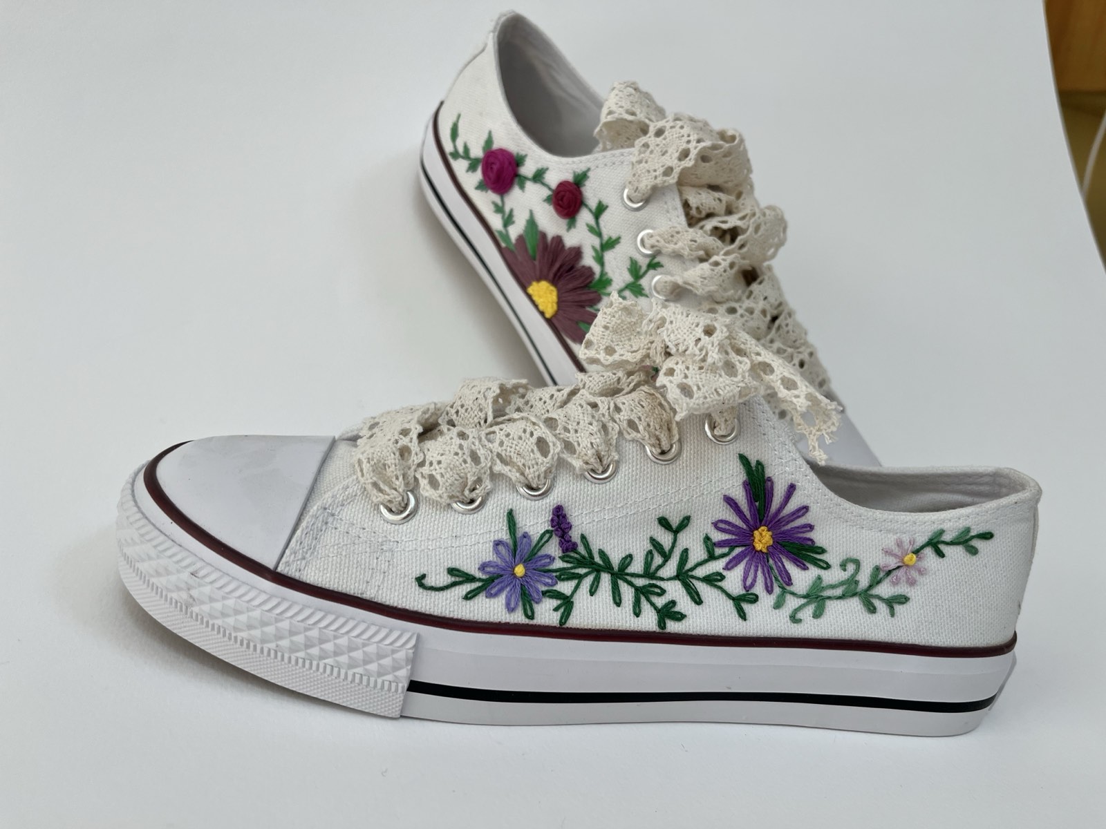 Бели кецове с ръчна флорална бродерия и дантелени връзки