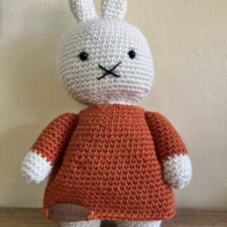 Ръчно плетено зайче Miffy с оранжева рокля – амигуруми играчка